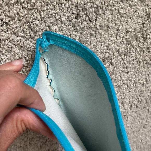 Good Vibes Kiwi 🥝 design cosmetic bag - Picture 14 of 16